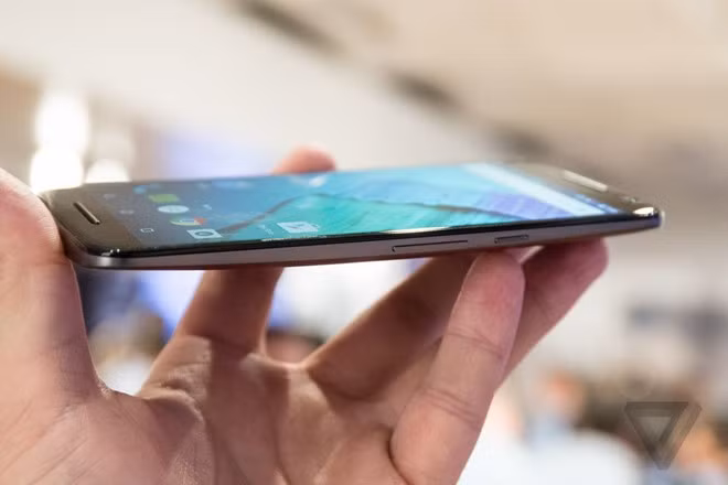 Sở hữu màn hình lớn nhưng trông Moto X Style khá nhỏ gọn nhờ viền màn hình siêu mỏng.