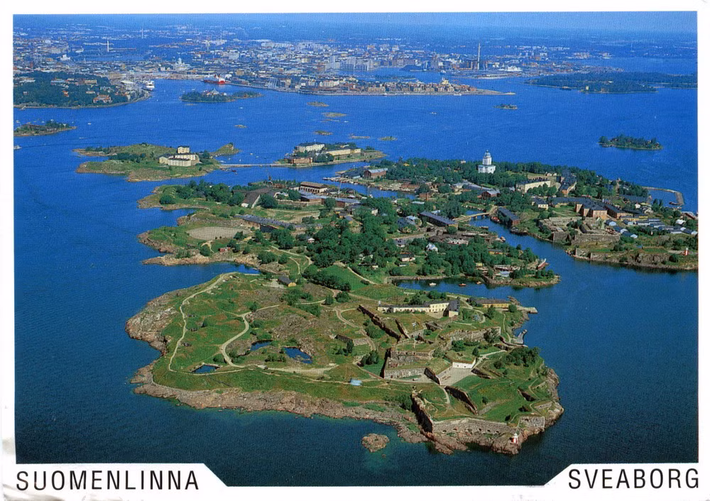 Dù tên gọi có nghĩa là “pháo đài của Phần Lan” nhưng pháo đài Suomenlinna lại được xây dựng bởi người Thụy Điển từ năm 1748, thời kỳ hòn đảo vẫn thuộc phần cai trị của vương triều Thụy Điển.