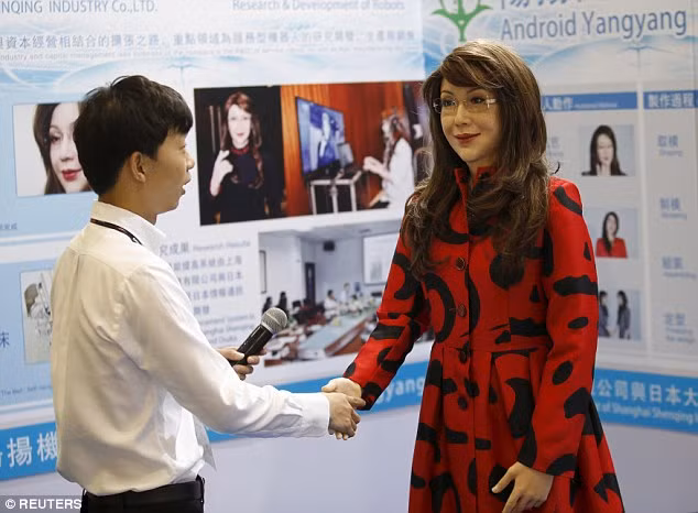 Thật sự rất khó để phát hiện Dương Dương chỉ là một con robot. Ngoại hình của robot Dương Dương rất giống cựu Thống đốc bang Alaska - bà Sarah Palin. Mặc dù vậy, các nhà sản xuất cho rằng sự giống nhau đó chỉ là ngẫu nhiên. Để chế tạo thành công Dương Dương, tiến sĩ Ishiguro đã mất đến 20 năm. Da của Dương Dương được làm từ một loại gel silica rất đặc biệt, cho hình dạng và cảm giác giống hệt da người.