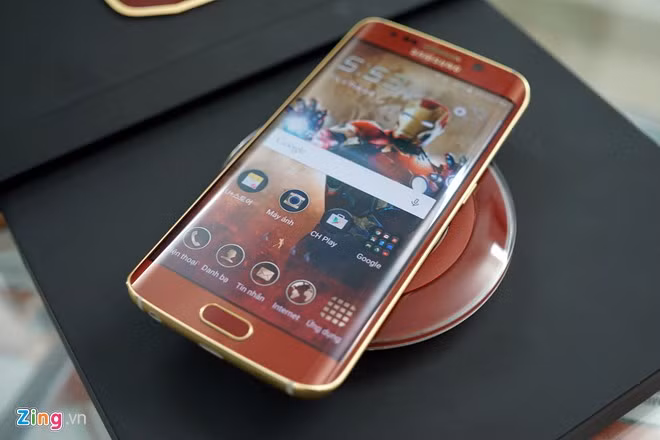 Samsung Galaxy S6 Edge phiên bản Iron Man. Iron Man là phiên bản hiếm được sản xuất với số lượng chỉ 1.000 chiếc trên toàn thế giới. Do đó, máy được bán với giá "trên trời" và dường như chỉ phù hợp với những người sưu tập điện thoại. Khác hẳn với các phiên bản thường, Galaxy S6 Edge Iron Man có bộ khung kim loại màu vàng, vỏ màu đỏ đậm. Toàn bộ giao diện bên trong được thiết kế lại theo phong cách "siêu anh hùng" Iron Man của Marvel.