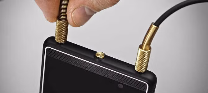 Phía trước của máy có hai loa và hai jack cắm tai nghe 3,5 mm ở cạnh trên.