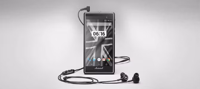 Chính giữa cạnh trên của máy có một nút đặc biệt giúp người dùng truy cập nhanh vào trình phát nhạc. Bánh xe cuộn bên sườn phải của máy được dùng để chỉnh âm lượng.