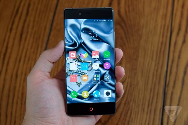 The Verge cho biết Nubia Z9 gây ấn tượng mạnh ở chất lượng màn hình. Thiết kế không viền giúp model này trông nổi bật hơn nhiều so với thông thường. Ngoài ra, màn hình máy sáng, hiển thị rõ nét, góc nhìn rộng. Các sản phẩm của ZTE không phổ biến tại Việt Nam. Tuy nhiên, với đà phát triển của các dòng máy nội địa Trung Quốc hiện nay, có thể Nubia Z9 sẽ sớm về nước theo đường xách tay.
