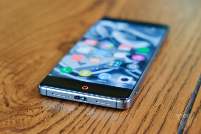 Nhìn cạnh dưới, người dùng dễ dàng liên tưởng đến chiếc iPhone 4 từ Apple, từ cách bố trí dải loa ngoài, cho đến cổng kết nối USB.