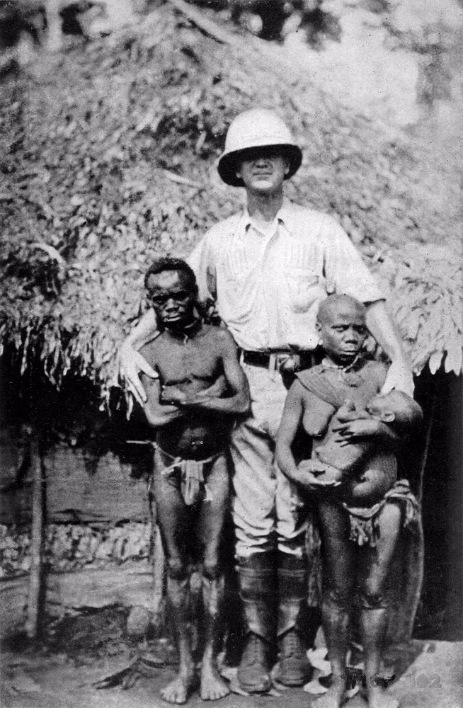 Người Pygmy sống theo hình thức xã hội thị tộc, vài chục gia đình sẽ quần tụ thành một bộ lạc. Họ ở trong những túp lều nhỏ cao khoảng 1,5 m, lợp bằng lá chuối hoặc lá cọ. Mỗi gia đình trong một túp lều quay tròn, ở giữa là lều của tộc trưởng.