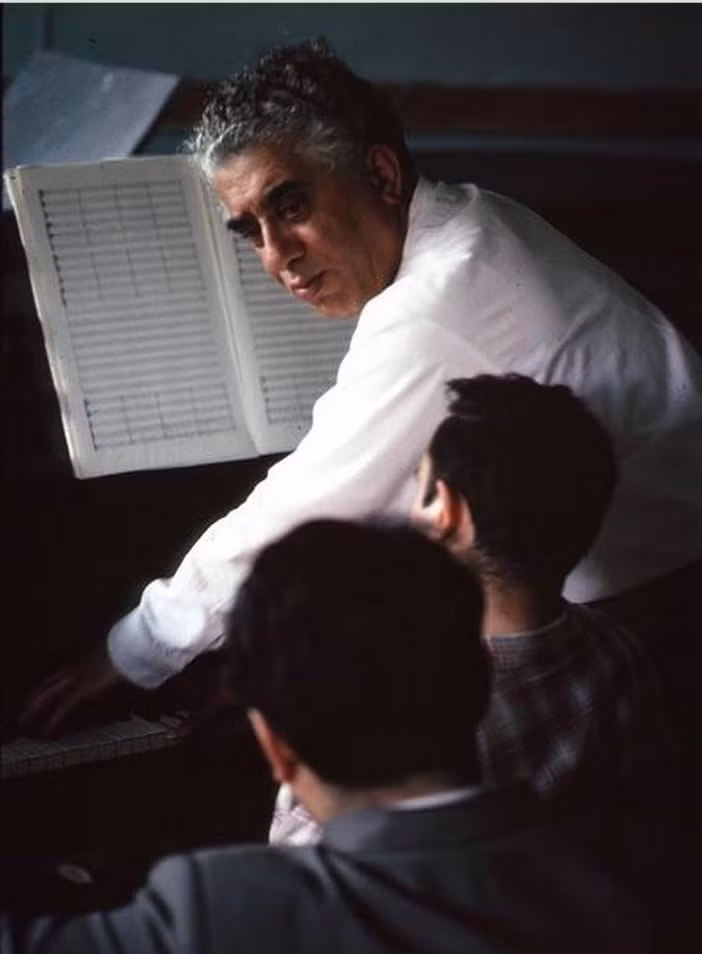 Nhà soạn nhạc Aram Khachaturian với các học trò ở Armenia.