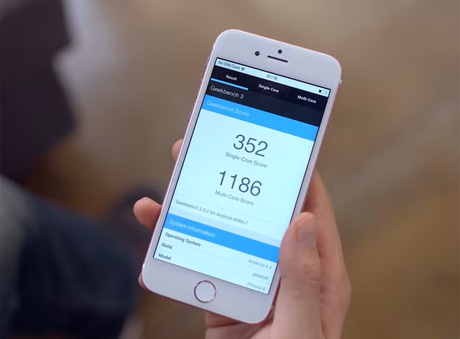Máy chạy Android 4.4, điểm kiểm tra hiệu năng xử lý khá thấp và thậm chí thua cả iPhone 5.