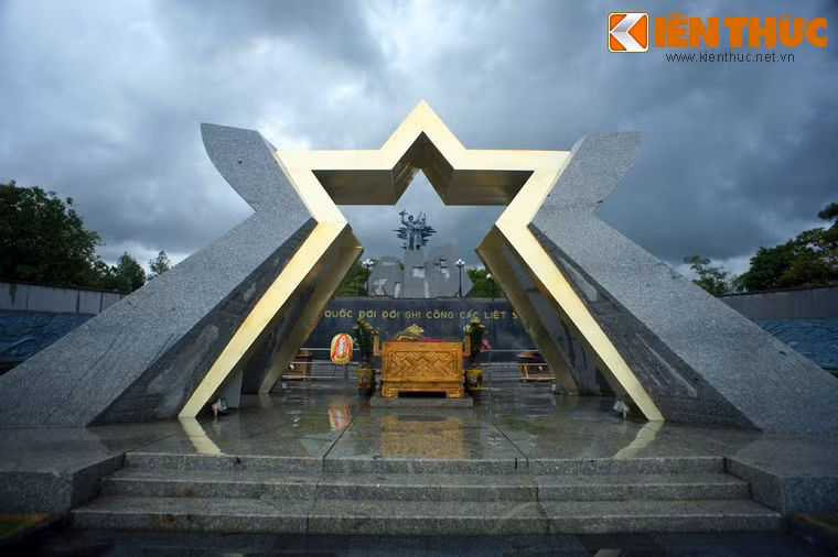Trong cuộc chiến tranh Việt Nam, đường số 9 là một con đường chiến lược nối liền từ biên giới Việt - Lào về tới Đông Hà. Ảnh: Nhà tưởng niệm tại nghĩa trang.
