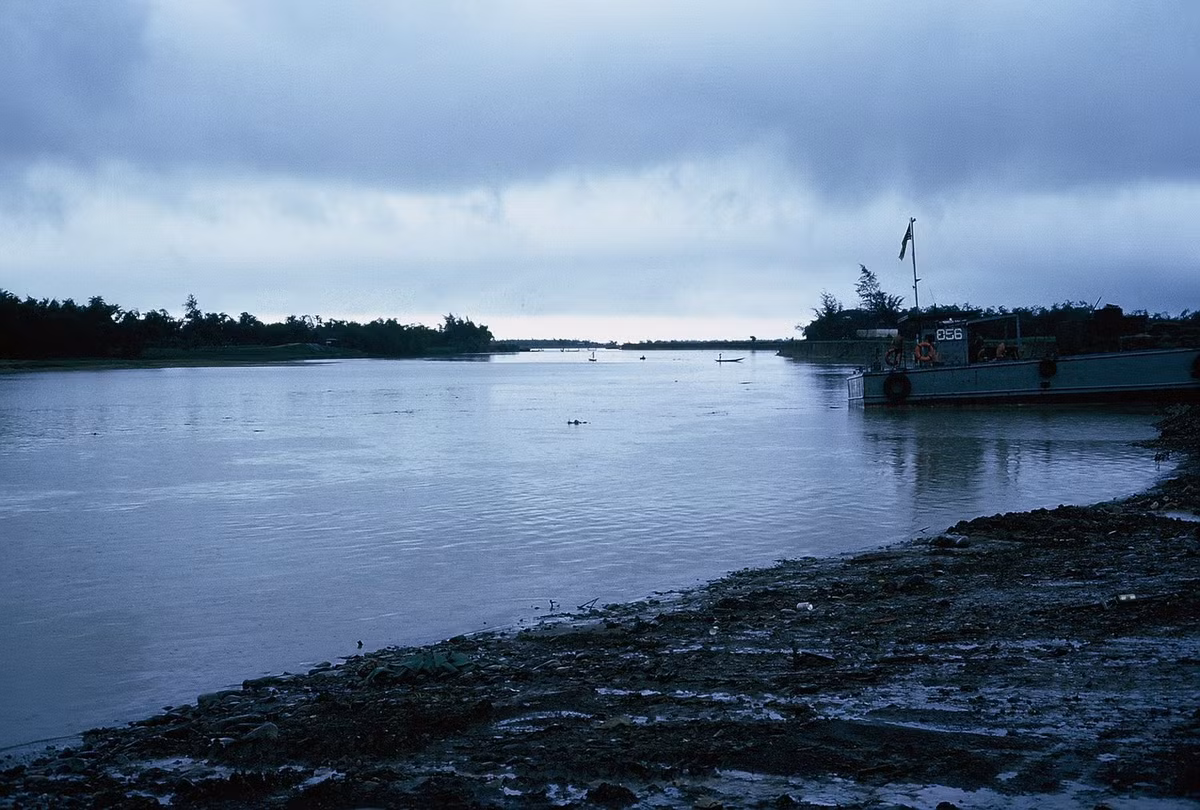Bên bờ sông Cửa Việt.