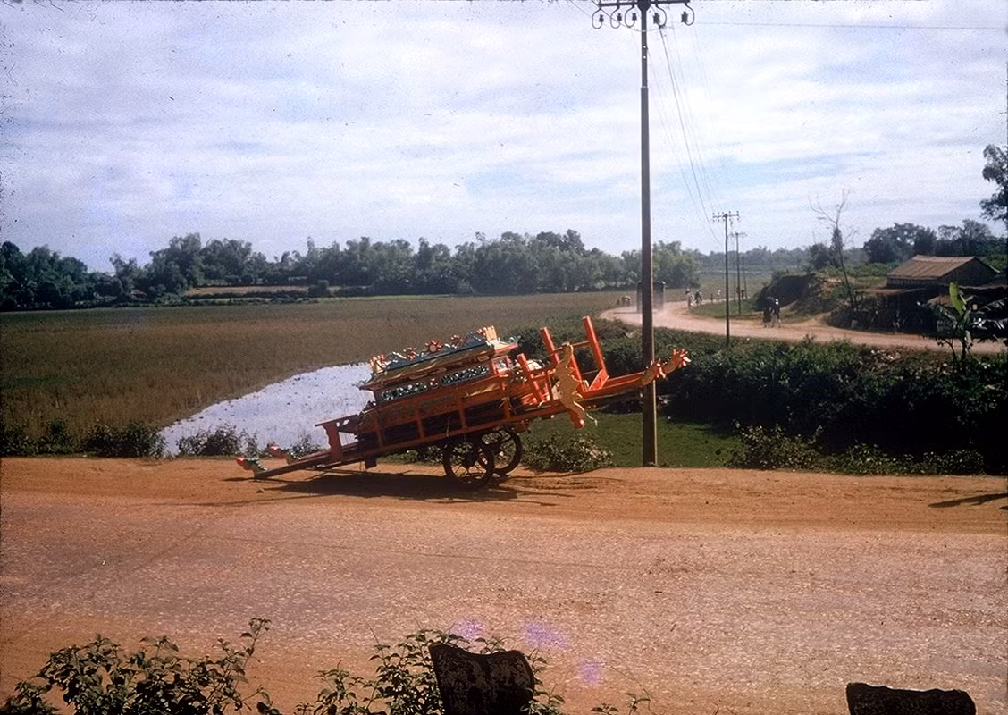 Một chiếc xe kéo dùng để chở quan tài bên một con đường ở Quảng Trị năm 1967. Ảnh: Therese Cline.