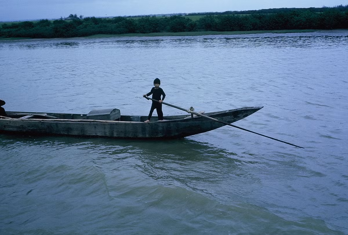 Cậu bé chèo thuyền trên sông Cửa Việt.