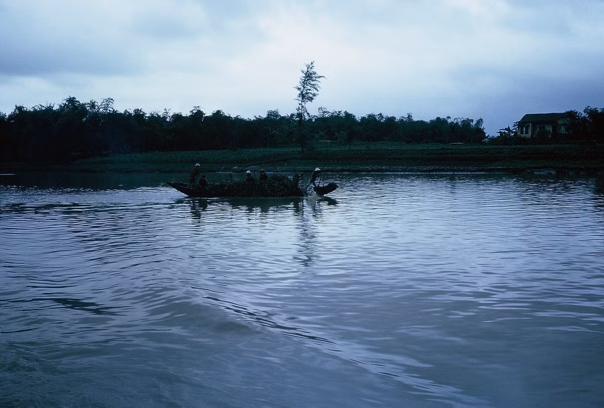 Một chuyến đò trên sông Cửa Việt.