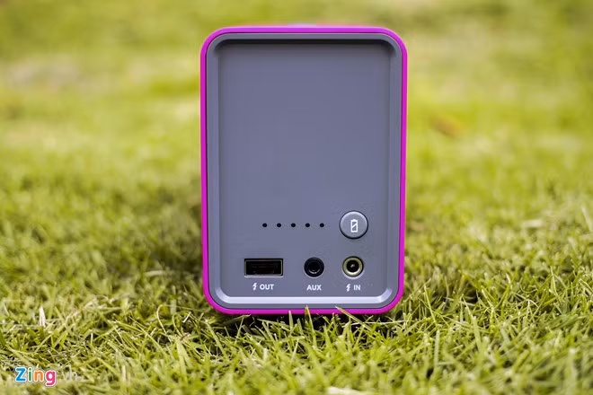 Braven 805 trang bị pin sạc lithium-ion 4.400 mAh, cho phép chơi nhạc liên tục trong vòng 18 tiếng. Ngoài ra, người dùng cũng có thể dùng 805 để sạc pin cho các thiết bị di động thông qua cổng USB 3.0 với dòng điện 5V-1A.