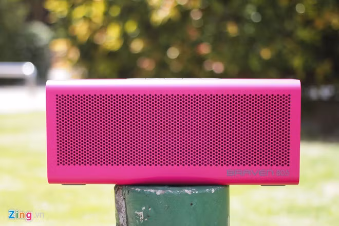 Loa Braven 805 có thiết kế khá đơn giản, các góc cạnh được bo tròn, mặt trước là dải lỗ thông hơi với 2 driver 2 bên.