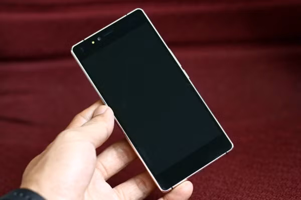 Mobiistar Prime Xense gây ấn tượng với thiết kế đơn giản, đẹp mắt. Máy được thiết kế nguyên khối với khung kim loại được cắt CNC kỹ càng, hai mặt kính cường lực ở hai mặt trước sau.