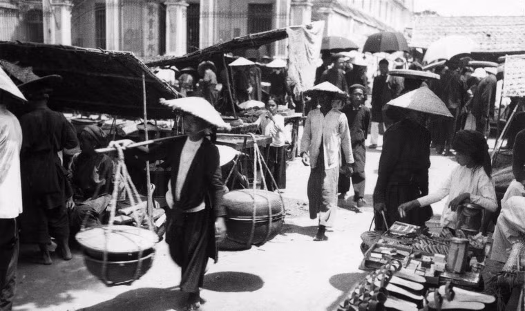 Một khu chợ ở Hà Nội năm 1939. Ảnh: Manhhai Flickr.