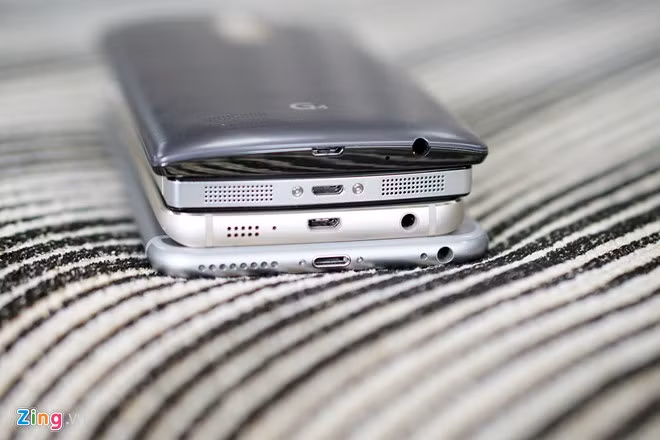 Xét thiết kế cạnh dưới, chỉ có LG G4 khác biệt với ba mẫu còn lại. Bphone, Galaxy S6 Edge và iPhone 6 Plus đều có những dải loa, micro, ốc đối xứng, giắc âm thanh khá giống nhau.