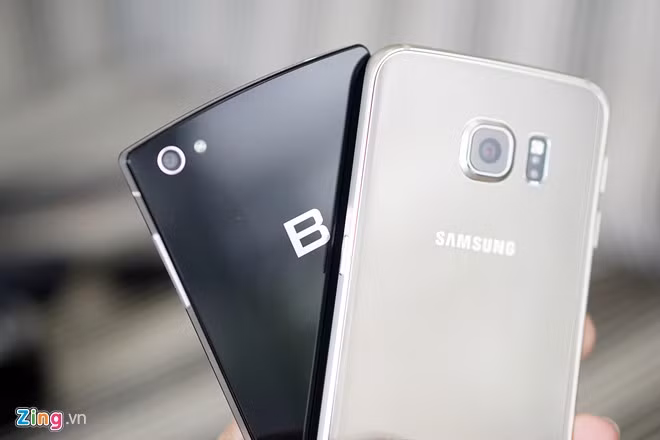 Bphone vuông vức và sắc xảo, nhưng độ cứng cáp chưa thể bì được với Galaxy S6 Edge bởi bản thân model này có thiết kế rất phức tạp, bộ khung và kính được kết hợp chặt chẽ.