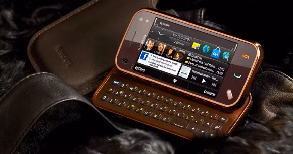  Nokia N97 (2009). Năm 2009, Nokia vẫn còn là số 1 trên thị trường di động. Dù iPhone ra đời, Nokia không bận tâm: hãng bán được hàng chục triệu thiết bị và chiếm phần lớn lợi nhuận của ngành. Công ty Phần Lan giống như con tàu không thể cản phá, N97 ra đời với sứ mệnh “tiêu diệt” iPhone. Nó là thiết bị sở hữu thiết kế nổi bật, bộ nhớ lớn (32GB), bàn phím cứng, camera đẹp. Dù vậy, Nokia đã tính toán sai lầm khi Symbian trở nên lỗi thời khi xếp cạnh iOS, Android. N97 cũng đầy lỗi, chậm và hay bị gián đoạn. Nó là khởi đầu cho bước thụt lùi của Nokia.