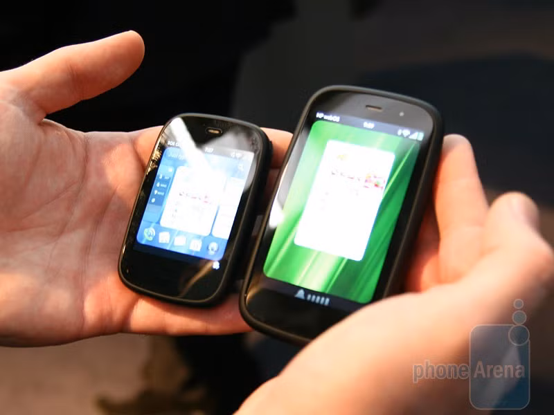  HP Veer (2011). Palm Pre không thành công như mong đợi và buộc Palm phải bán mình cho HP. Đây chính là thời điểm Jon Rubinstein, Tổng Giám đốc Palm, đưa ra ý tưởng về HP Veer, mẫu điện thoại kinh hoàng đi ngược trào lưu màn hình lớn và chỉ dùng màn hình cỡ 2.6 inch. HP Veer còn được giới thiệu theo cách lạ lùng chưa từng có: trong sự kiện ra mắt HP Palm Pre 3, thay vì tập trung vào “át chủ bài”, HP lại dành nhiều thời gian hơn cho Veer.