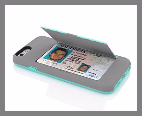  Ốp kiêm ví đựng thẻ. Với xu hướng thiết kế màn hình ngày càng to hiện nay, mang một chiếc smartphone vốn đã có kích thước lớn cùng với ví dày cộm thì chắc không khác gì “củ hành” túi quần. Giải pháp tốt nhất cho các bạn là chiếc ốp Incipio Stowaway. Ốp có thể chứa đến 3 thẻ. Như vậy, khi ra đường bạn chỉ cần mang điện thoại với chiếc ốp này, bên trong đựng đủ loại thẻ như CMND, bằng lái và thẻ ATM là quá đủ. Ốp lưng Incipio Stowaway Case trên Amazon có giá chỉ 16,50 USD. Ốp phù hợp với iPhone 5/5s, iPhone 4/4s và Samsung Galaxy S6.