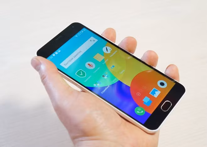  Meizu M2 Note (4 triệu đồng). M2 Note là smartphone đánh dấu việc Meizu tấn công vào thị trường Việt Nam. Model này sẽ lên kệ cuối tháng, thách thức loạt đối thủ trong nhóm smartphone tầm trung. Máy có cấu hình mạnh với màn hình 5,5 inch IZGO 1.080p, camera 13 megapixel, pin 3.100 mAh. Hạn chế của nó là máy chỉ bán theo hình thức đặt hàng online, khiến người dùng khó có cơ hội trải nghiệm trực tiếp trước khi quyết định mua.