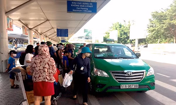 Hanh khach khon kho boi taxi san bay Tan Son Nhat