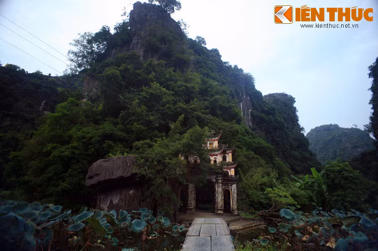 Nằm trên dãy núi đá vôi Trường Yên thuộc xã Ninh Hải, huyện Hoa Lư tỉnh Ninh Bình, chùa Bích Động là ngôi chùa cổ độc đáo và nổi tiếng bậc nhất của mảnh đất Ninh Bình. Ảnh: Cổng tam quan chùa Bích Động.