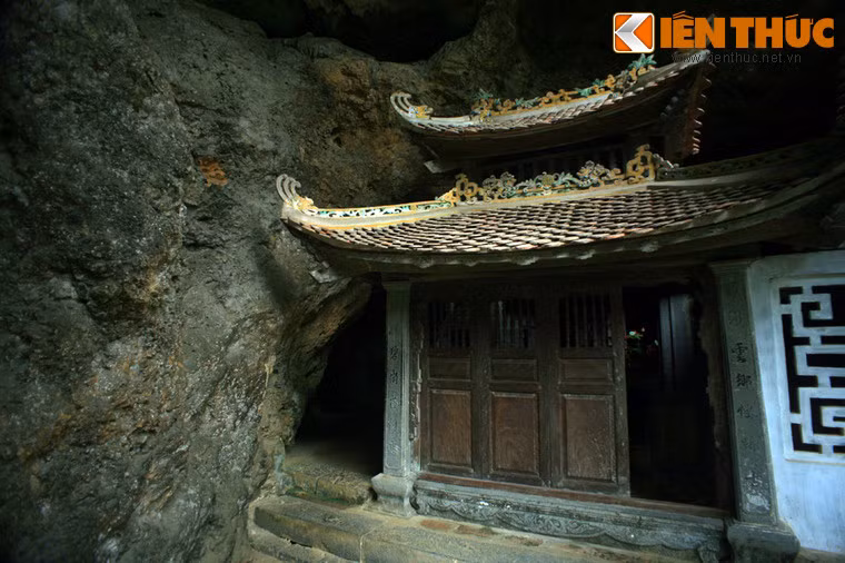 Đây chính là nét độc đáo của chùa Bích Động là núi, khi động và chùa bổ sung cho nhau, lại ẩn hiện giữa những cây đại thụ xanh biếc, làm cho chùa hoà nhập với cảnh trí thiên nhiên ngoạn mục. Ảnh: Lối vào động Tối bên chùa Trung.