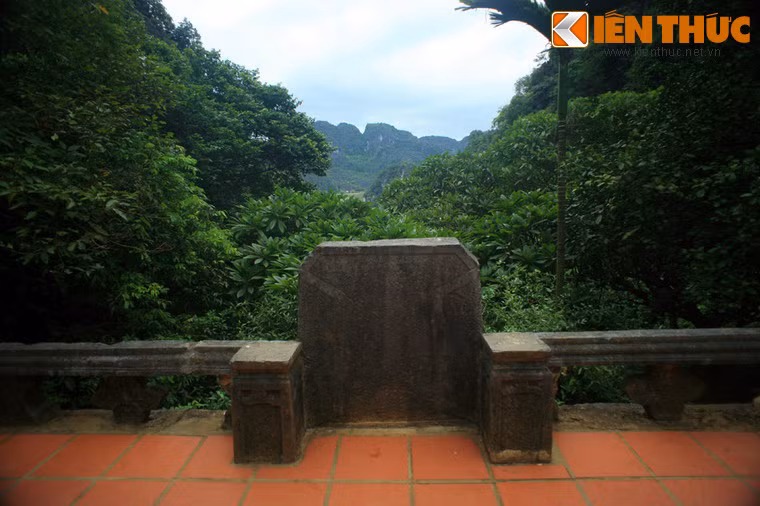 Xét về thế đất, thế núi, Bích Động là một ngôi chùa độc nhất vô nhị ở Việt Nam. Đứng trên chùa Thượng, điểm cao nhất của Bích Động có thể phóng tầm mắt bao quát được toàn bộ cảnh đẹp của núi Bích Động.