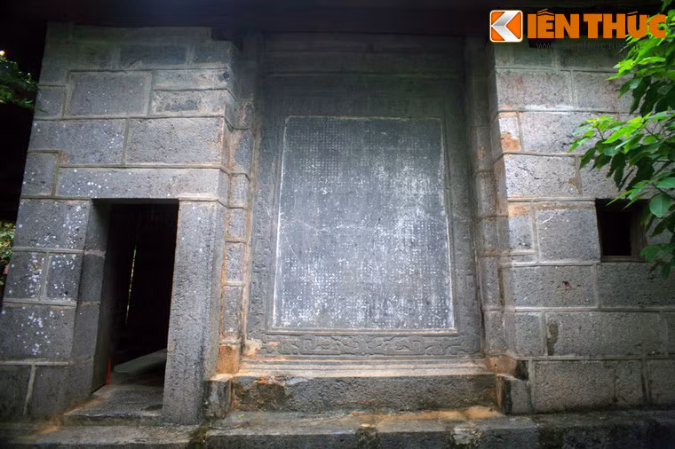 Năm 1705, có hai vị hoà thượng Trí Kiên và Trí Thể quê huyện Nghĩa Hưng, tỉnh Nam Định gặp nhau kết nghĩa làm anh em. Hai nhà sư đều có lòng mộ đạo, muốn đi nhiều nơi để truyền bá đạo Phật và xây dựng các ngôi chùa. Ảnh: Bia công đức ở chùa Hạ.