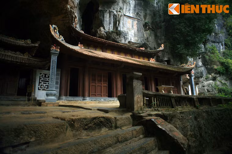 Năm 1774, chúa Trịnh Sâm đã đến thăm chùa, nhìn toàn cảnh núi, động, sông nước, đồng ruộng, cây cối đều xanh tươi, chùa như hội tụ nền xanh chùa nên đã đặt tên cho chùa là Bích Động. Ảnh: Chùa Trung.