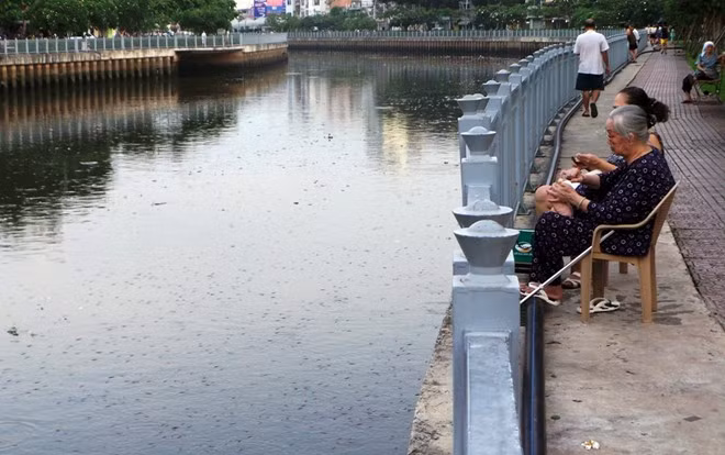 Theo người dân, các cơ sở sản xuất lợi dụng khi trời mưa thì xả nước thải đen ngòm có mùi hóa chất vào kênh. Đây là một trong những nguyên nhân khiến cá chết hàng loạt.