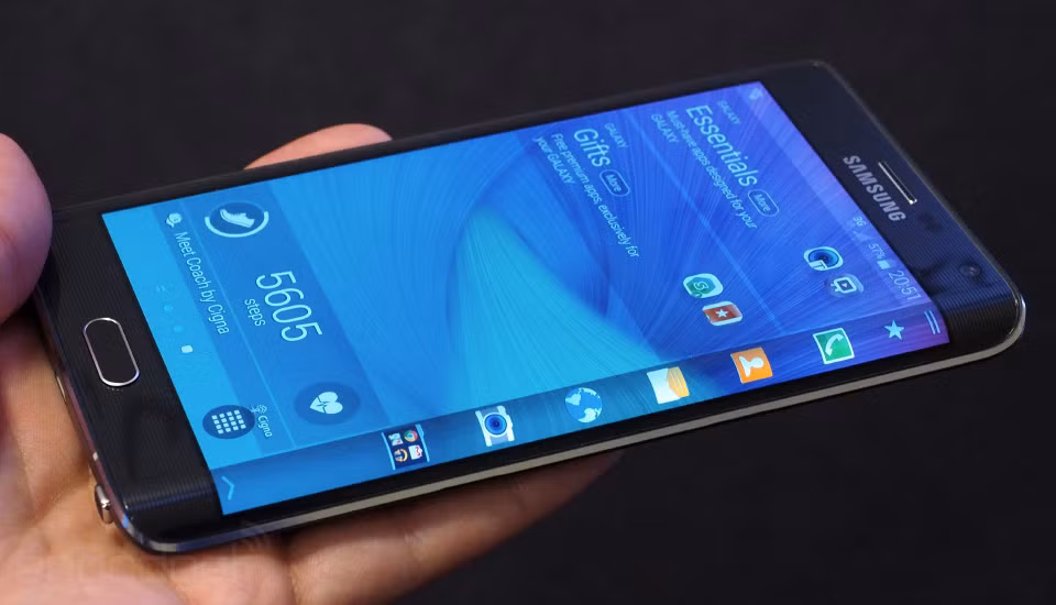  Samsung Galaxy Note Edge. Galaxy Note Edge là phablet khiến nhiều người yêu công nghệ cảm thấy khá tò mò. Về cấu hình, máy tương đồng với Galaxy Note 4, điểm gây chú ý cho sản phẩm đó là phần màn hình được làm cong nằm bên cạnh phải. Phần màn hình này cho phép chọn ứng dụng và chuyển qua lại giữa các ứng dụng rất nhanh, thuận tiện mà không cần thoát khỏi màn hình chính. Thiết kế độc đáo, hiệu năng tốt và bút S-Pen là những điểm nhấn của sản phẩm.