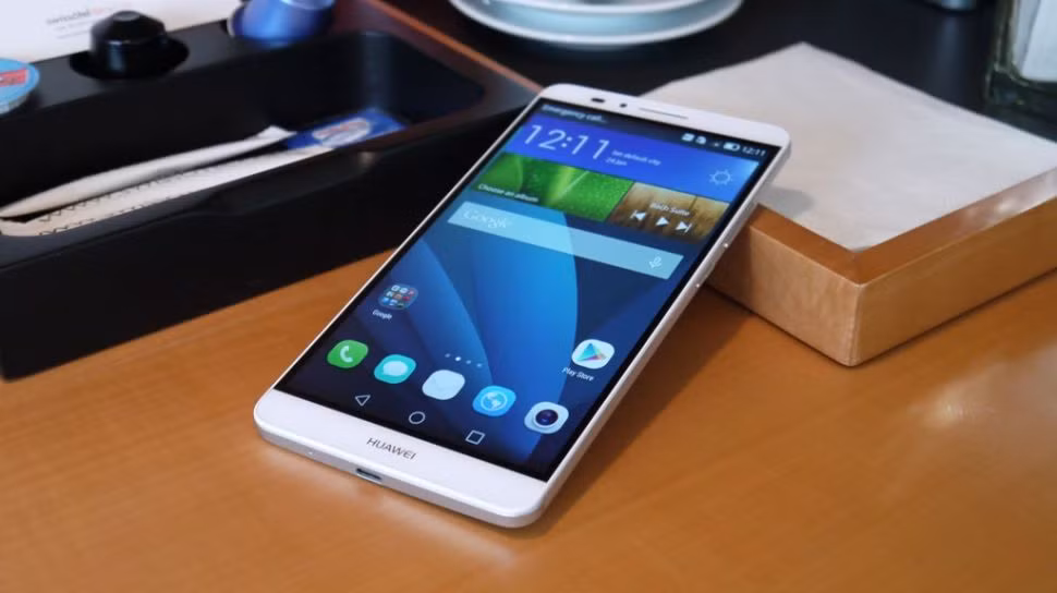  Huawei Ascend Mate 7. Với một màn hình lớn 6 inch độ phân giải 1080 x 1920 pixel, một lớp vỏ bằng nhôm hấp dẫn, tuổi thọ pin tốt, một bộ xử lý octa-core mạnh cùng 3GB RAM, bộ đôi camera 13MP sau, 5MP trước và được tích hợp cả một cảm biến quét dấu vân tay một lần chạm. Tất cả những ưu điểm đó đều nằm trên Huawei Ascend Mate 7, nếu không quá để ý đến thương hiệu, đây vẫn là một lựa chọn đáng để quan tâm.