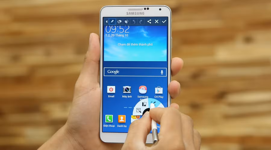  Samsung Galaxy Note 3. Galaxy Note 3 gây ấn tượng với một cấu hình tốt với bộ vi xử lý Quad-core Snapdragon 800 2.3GH và RAM 3GB mạnh mẽ, mang đến một hiệu suất cao và khả năng chạy đa nhiệm ấn tượng. Màn hình Super AMOLED 5,7 inch độ phân giải Full HD 1080 x 1920 pixel cho màu sắc rực rỡ, camera trước sau lần lượt là 13MP và 2MP. Nhưng điểm làm nên khác biệt và mang lại thành công cho dòng Galaxy Note nằm ở chiếc bút S-Pen và thời lượng pin khá ấn tượng.