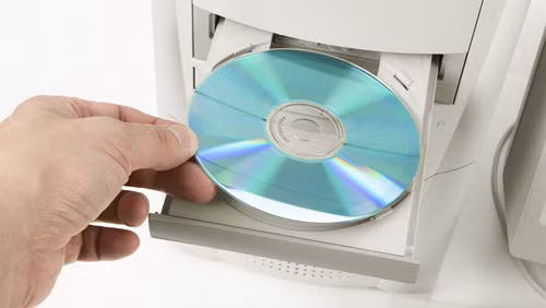  Đẩy khay đĩa CD đóng lại bằng tay. Người sử dụng máy tính thường mở khay đĩa trên ổ quang máy tính bằng nút nhấn ở mặt trước, nhưng hầu hết trong số họ lại có thói quen đóng khay đĩa bằng cách đẩy nó vào bằng tay. Các hãng sản xuất đã thiết kế ra nút mở đồng thời cũng có chức năng đóng khay đĩa. Tuy nhiên, do thùng máy tính để bàn hầu như thường được đặt dưới gầm bàn hay tại những vị trí mà chúng ta không thể thao tác một cách dễ dàng, đồng thời, một điều dễ hiểu là khi khay đĩa ổ quang đang được mở ra thì nó sẽ che khuất nút nhấn của ổ đĩa nên cách thuận tiện nhất mà đa số người dùng thường thực hiện để đóng khay lại là đẩy nó vào bằng tay. Điều đó về lâu về dài sẽ thực sự làm hỏng dàn cơ bên trong ổ đĩa. Do đó, bạn nên sử dụng nút nhấn phía trước cả khi mở lẫn đóng khay đĩa để tuổi thọ ổ đĩa sử dụng được bền hơn.