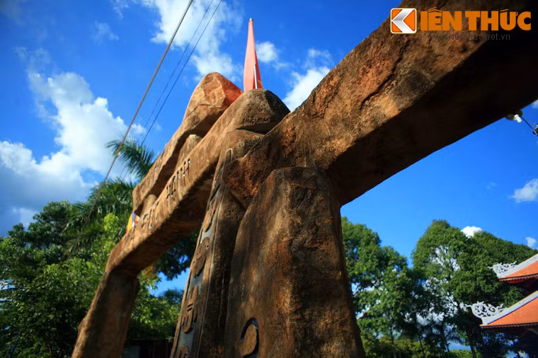 Công trình cổng tam quan bằng đá độc đáo này doo nhóm thợ 3 người thực hiện ròng rã trong 4 năm, từ 2008 - 2011. Các thanh đá nguyên khối này do ông Nguyễn Minh Hóa, chủ một hầm đá, cách chùa 2km cúng đường.