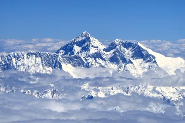 Núi Everest ngọn núi cao nhất hay còn gọi là nóc nhà của thế giới đã được phủ sóng wifi từ năm 2010, sau khi một công ty đã lắp đặt các điểm truy cập này.Các điểm truy cập, được lắp đặt tại vị trí của các trạm nghỉ chân từ chân núi đến đỉnh Everest, và tại trạm nghỉ chân cao nhất có độ cao lên tới 5.181,6 m được coi là điểm truy cập internet cao nhất thế giới.