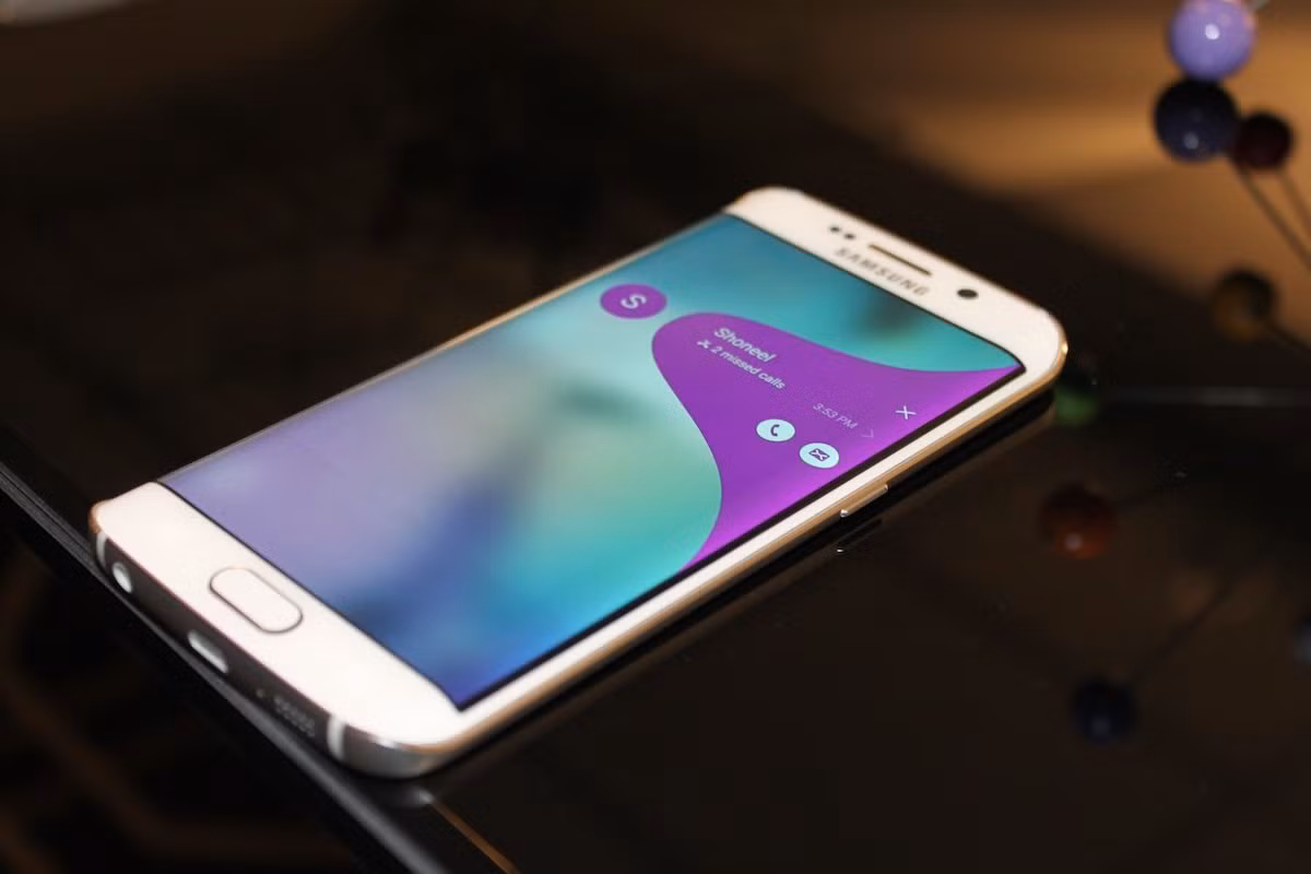  Samsung Galaxy Edge. Ngoài Note mới, Samsung cũng được cho là đang phát triển phiên bản khổng lồ của Galaxy S6 Edge, có thể mang tên S6 Edge Plus. Theo Sam Mobile, nó có kích thước tương đương Note 4 nhưng màn hình cong về hai bên như S6 Edge. Dù blog không nói thời điểm ra mắt, Samsung thường giới thiệu hàng loạt sản phẩm mới trong triển lãm IFA thường niên diễn ra tại Berlin (Đức) khoảng cuối tháng 8, đầu tháng 9.