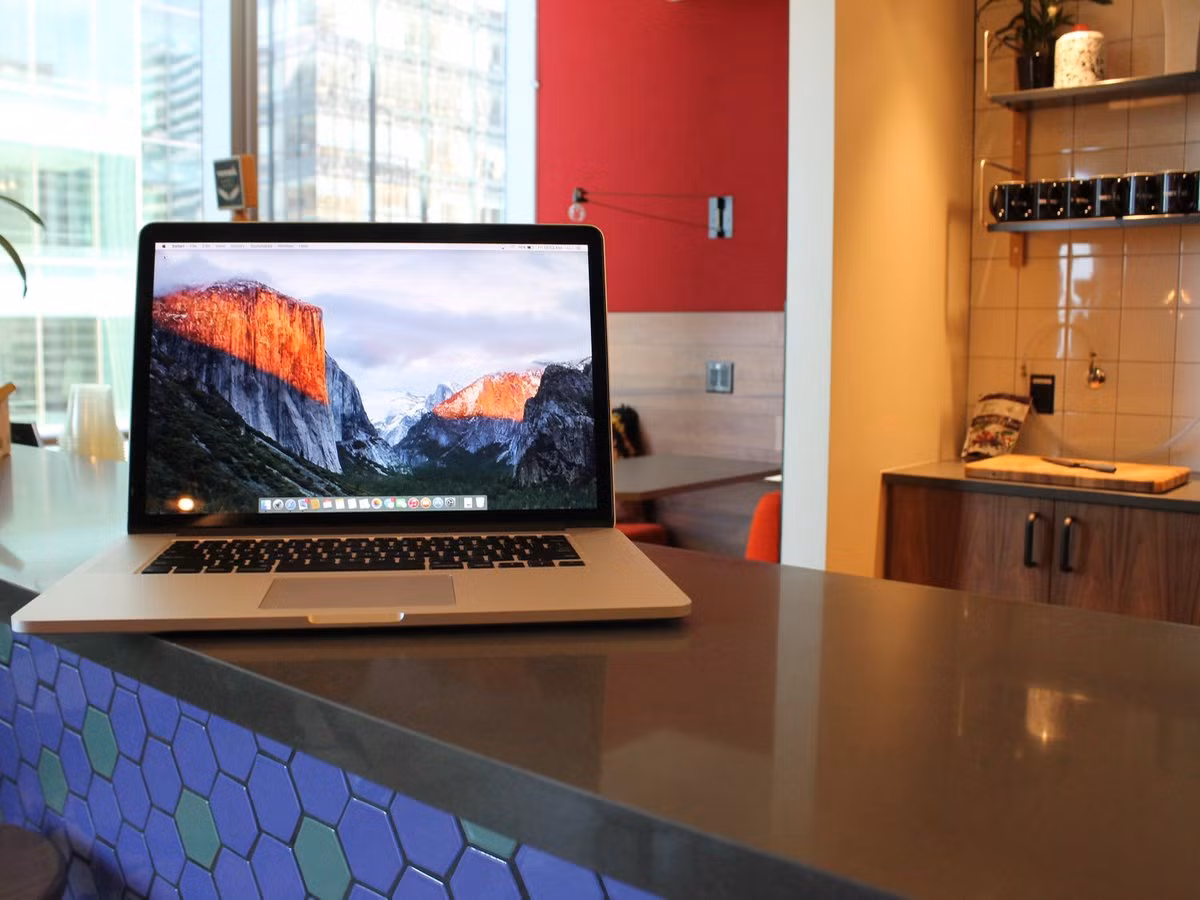  Mac OS El Capitan. El Capitan, bản cập nhật lớn tiếp theo cho Mac, cũng góp mặt vào mùa thu. Sản phẩm công nghệ này mang đến tốc độ nhanh hơn, công cụ tìm kiếm Spotlight mạnh mẽ hơn và một số cải tiến mới nhằm sử dụng Mac dễ hơn. Apple không tiết lộ thời gian ra mắt chính xác nhưng bản thử nghiệm công khai đầu tiên sẽ có mặt trong tháng này.