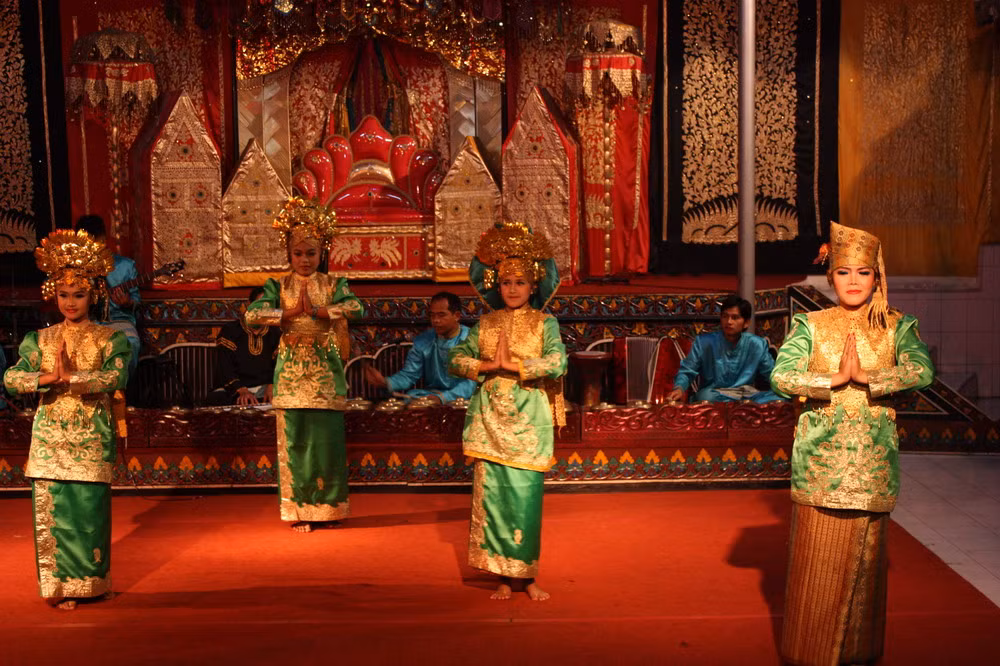 Người Minangkabau ngày nay theo đạo Hồi, nhưng tín ngưỡng nguyên bản của họ là thuyết vật linh (thờ linh vật, tin rằng vạn vật có linh hồn). Theo nhiều nhà nghiên cứu, thuyết vật linh là tín ngưỡng đầu tiên của dân tộc Việt, trước khi các đạo Nho, đạo Lão và đạo Phật du nhập.