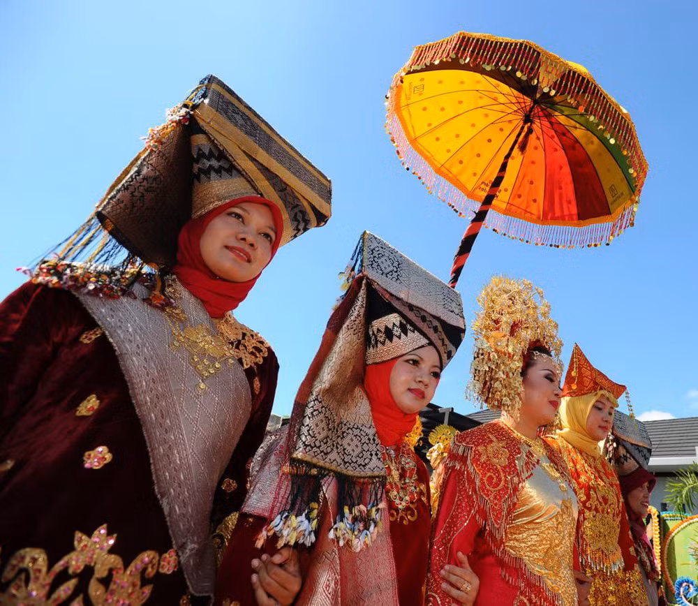 Tộc người này theo chế độ thị tộc mẫu hệ giống như người Việt cổ. Người nữ giữ quyền thừa kế trong thị tộc gọi là Turun Cicik, em gái của Turun Cicik nằm trong hàng thừa kế thứ hai gọi là Turun Nyi. Hai danh xưng này rất giống tên gọi của hai chị em Trưng Trắc, Trưng Nhị.