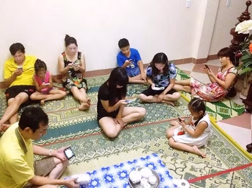 Cảnh "quây quần" của một gia đình Việt. Thay vì trò chuyện với nhau thì tất cả mọi người từ già đến trẻ đều chăm chăm vào màn hình. Nhiều người cảm thấy nhói lòng khi nhìn bức ảnh.