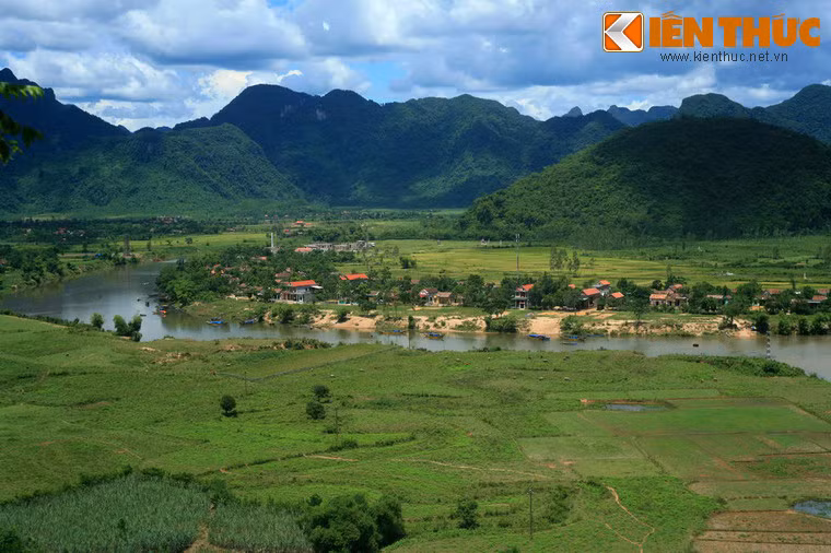 Bên cạnh vẻ đẹp huyền diệu của động Tiên Sơn, trên đường lên động, du khách cũng có cơ hội được chiêm ngưỡng bức tranh phong cảnh tuyệt đẹp của vùng đất di sản Phong Nha - Kẻ Bàng.