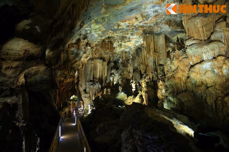Khung cảnh trong động khiến du khách như lạc vào giữa một thế giới mới lạ, một chốn “bồng lai tiên cảnh” có thật ngay giữa trần thế.
