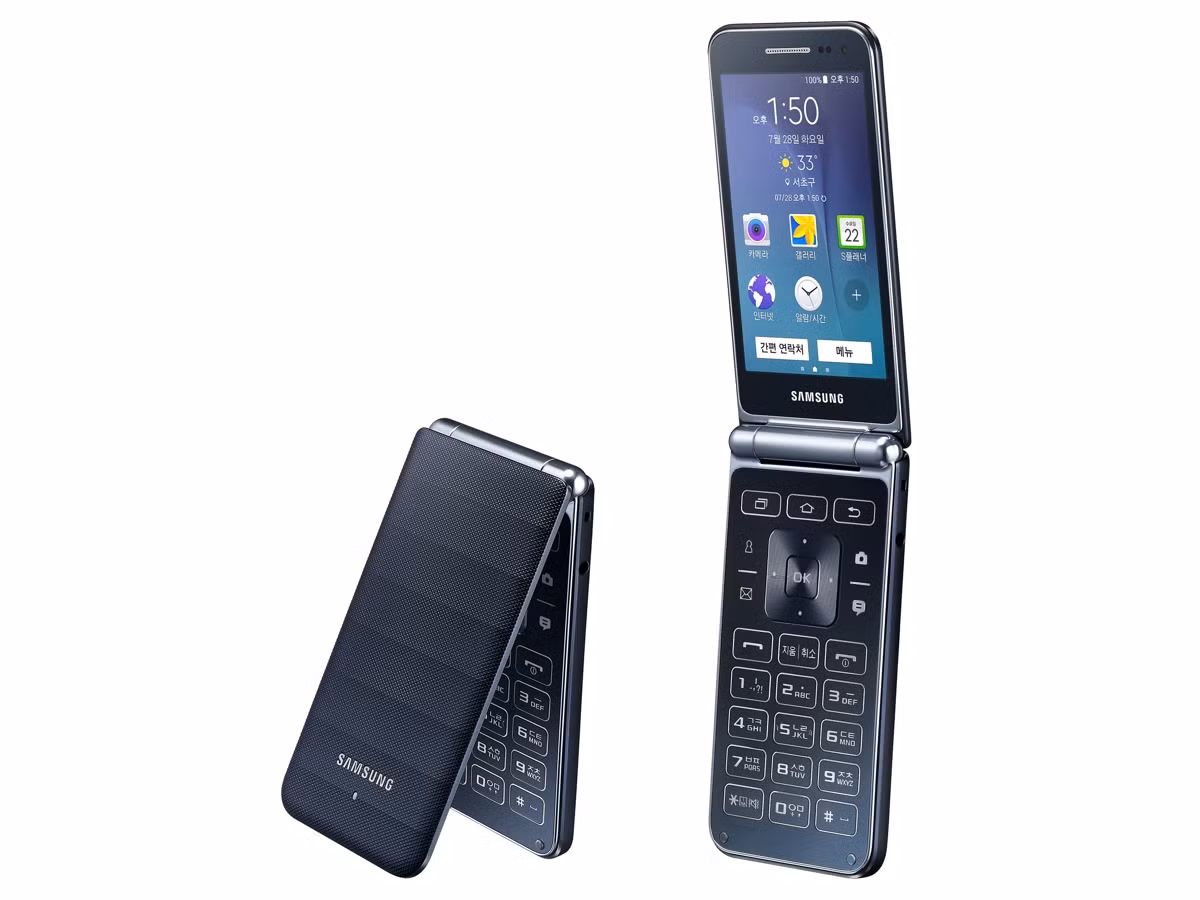  Samsung Galaxy Folder. Hãng công nghệ lớn nhất Hàn Quốc cũng vừa tung ra chiếc smartphone nắp gập Galaxy Folder như là "lời đáp lễ" đối với hãng đồng hương LG. Vẫn là sự nhỏ gọn và kiểu dáng hình "vỏ sò" quen thuộc kết hợp các tính năng điện thoại thông minh, bao gồm cả các dịch vụ internet, đưa tin và mạng xã hội, sẽ bổ sung thêm tính thuận tiện của chiếc smartphone này. Nét cổ điển, công nghệ hiện đại được hòa trộn và chắp cánh bởi hệ điều hành Android 5.1 Lollipop mới nhất.