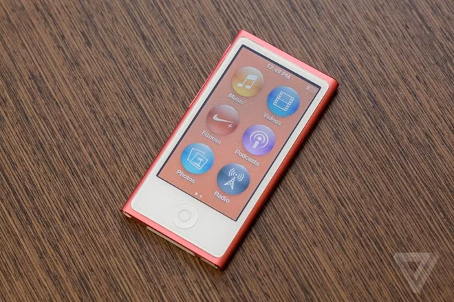 iPod nano và iPod shuffle có thêm màu sắc mới bao gồm xanh đậm, hồng, vàng (gold) bên cạnh màu bạc truyền thống.