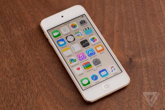 iPod touch 2015 giữ nguyên độ mỏng 6,1 mm, nặng 88 gram. Nếu đã quen cầm những chiếc iPhone, kể cả iPhone 5 hay 5S có cùng màn hình 4 inch, người dùng sẽ thấy iPod touch rất nhẹ.