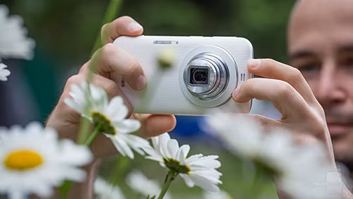  Samsung Galaxy K Zoom. Cuối cùng là smartphone của Samsung, Galaxy K Zoom với độ dày 16,6mm. Thực chất, nó là thiết bị lai giữa điện thoại và máy ảnh. Dù chỉ mang cấu hình tầm trung, ống kính zoom quang 10x của Galaxy K Zoom thích hợp với những người muốn dùng điên thoại chụp ảnh thay vì máy ảnh. Ngoài ra, máy dùng đèn flash Xenon, chống rung quang học, nhiều chế độ chỉnh tay.